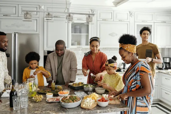 Famille nombreuse autour de la table